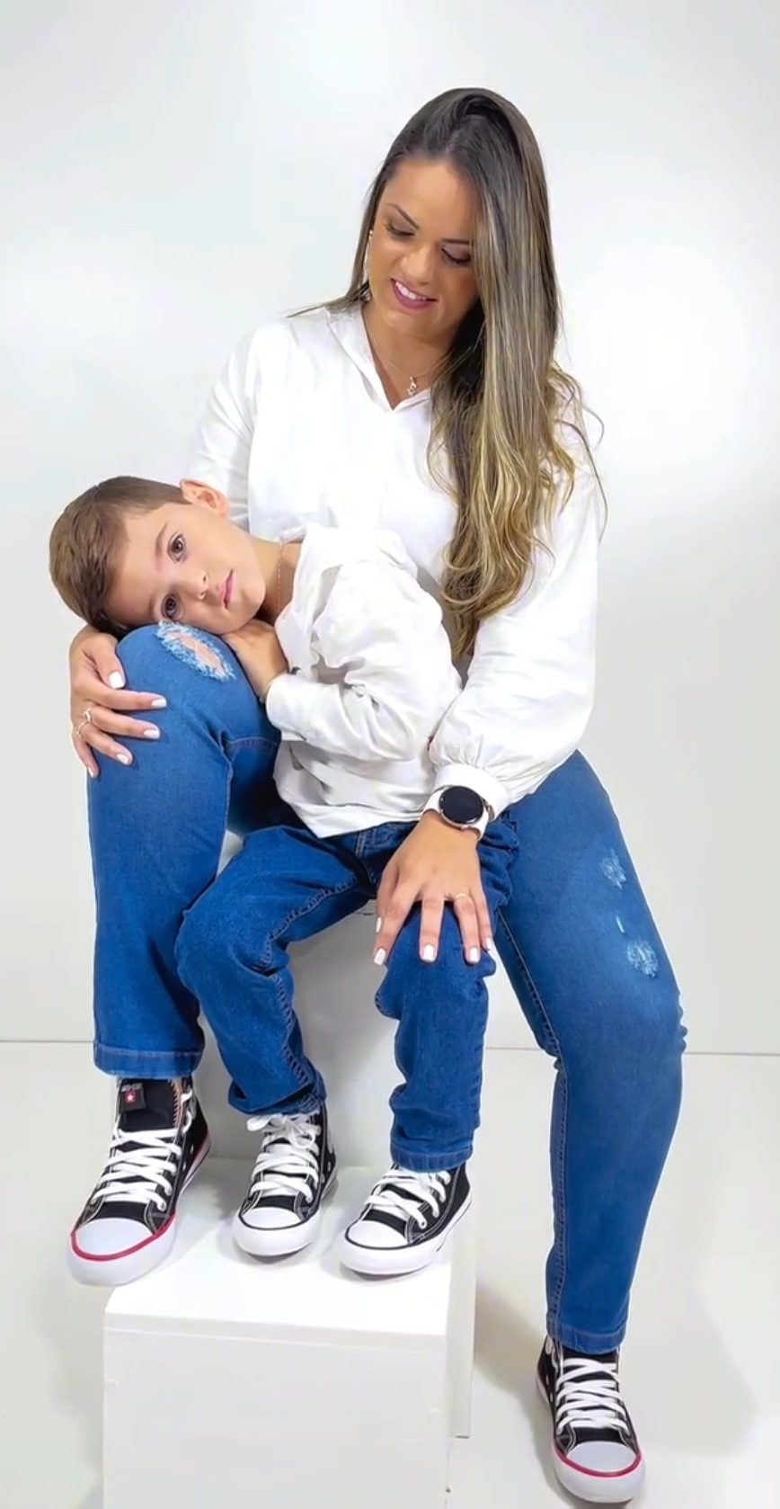 O Apolo com a cabeça no joelho da Aninha, que olha para ele
